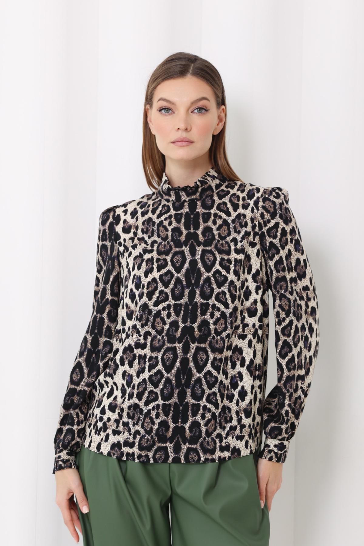 Блузка с воротом стойкой