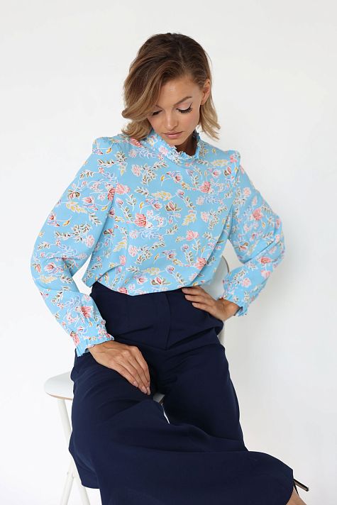 Блузка с воротом стойкой