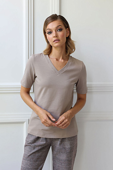 Футболка с V-образным вырезом