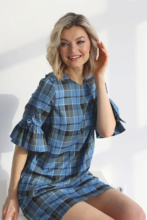 Платье прямое с воланами на рукавах