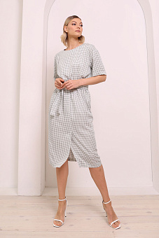 Платье с коротким рукавом и разрезом