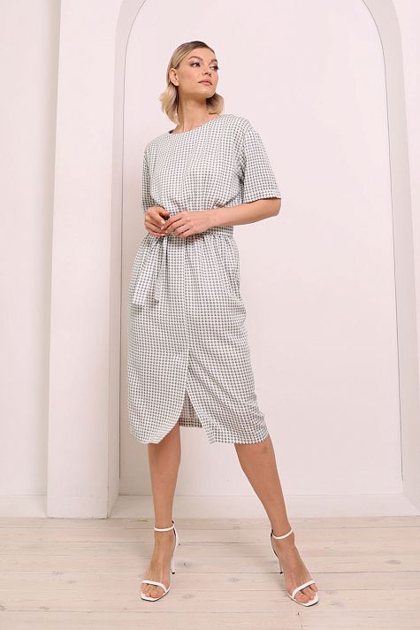 Платье с коротким рукавом и разрезом