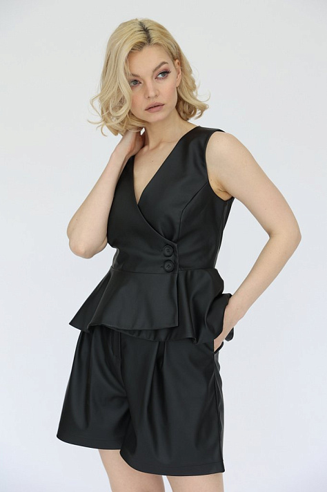 Жилет асимметричный из кожи