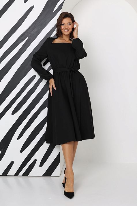 Платье с вырезом-трапеция Платье с вырезом-трапеция