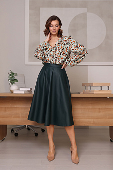 Блузка с глубоким вырезом